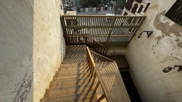 سلم تنقل بين الطوابق في بيت تاريخي ،  معالم تاريخية في جدة البلد ، المدينة التاريخية في جدة بتصميم معماري عربي و إسلامي قديم ، أماكن سياحية تاريخية في المملكة العربية السعودية ،  المباني الأثرية في البلد التاريخي