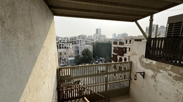 مباني متراصة ذات ألوان ترابية باهتة ،  معالم تاريخية في جدة البلد ، المدينة التاريخية في جدة بتصميم معماري عربي و إسلامي قديم ، أماكن سياحية تاريخية في المملكة العربية السعودية ،  المباني الأثرية في البلد التاريخي