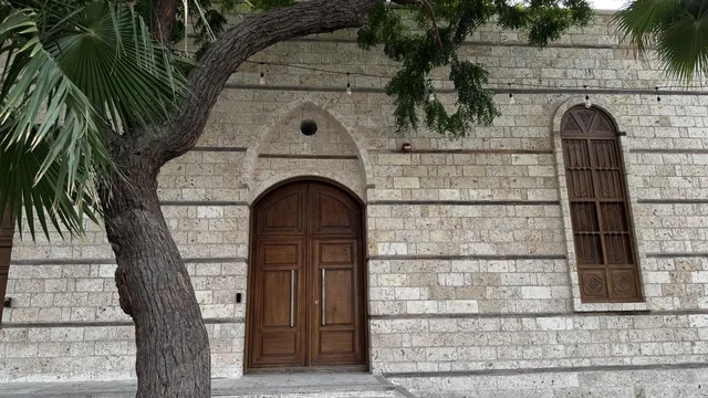 الأبواب والشبابيك الخشبية الضخمة المنقوشة ،  معالم تاريخية في جدة البلد ، المدينة التاريخية في جدة بتصميم معماري عربي و إسلامي قديم ، أماكن سياحية تاريخية في المملكة العربية السعودية ،  المباني الأثرية في البلد التاريخي