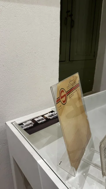 صورة فوتوغرافية مع إطار أسود، متحف في جدة التاريخية في المملكة العربية السعودية،  معلومات في إطار تعليمي أو بحثي، المستندات الشخصية والرسمية، مقتنيات تذكارية وعناصر ذات قيمة ثقافية.