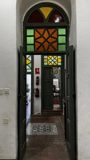 مدخل مقوس في الاعلى تصميم شبكي مزخرف، متحف في جدة التاريخية في المملكة العربية السعودية،  معلومات في إطار تعليمي أو بحثي، المستندات الشخصية والرسمية، مقتنيات تذكارية وعناصر ذات قيمة ثقافية.