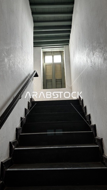 درج ضيق وداخلي يؤدي إلى الأعلى، مقتنيات تذكارية وعناصر ذات قيمة ثقافية، متحف في جدة التاريخية في المملكة العربية السعودية،  معلومات في إطار تعليمي أو بحثي، المستندات الشخصية والرسمية