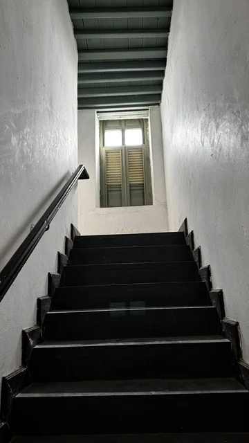 درج ضيق وداخلي يؤدي إلى الأعلى، مقتنيات تذكارية وعناصر ذات قيمة ثقافية، متحف في جدة التاريخية في المملكة العربية السعودية،  معلومات في إطار تعليمي أو بحثي، المستندات الشخصية والرسمية