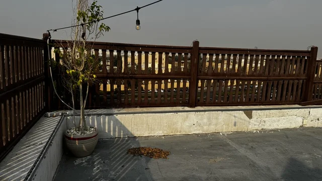 الدرابزين نمط معماري شائع في المناطق التقليدية، مقتنيات تذكارية وعناصر ذات قيمة ثقافية، متحف في جدة التاريخية في المملكة العربية السعودية،  معلومات في إطار تعليمي أو بحثي، المستندات الشخصية والرسمية