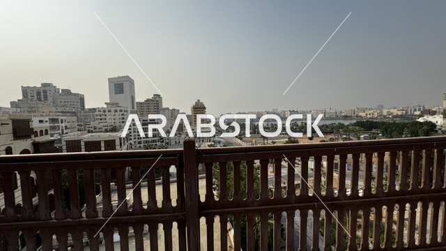 شرفة مع درابزين خشبي، المدينة التاريخية في جدة بتصميم معماري عربي و إسلامي قديم ، أماكن سياحية تاريخية في المملكة العربية السعودية ، معالم تاريخية في جدة البلد ، مدينة جدة التاريخية ، المباني الأثرية في البلد التاريخي في مدينة جدة