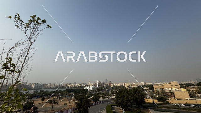 الشمس ساطعة و ضباب في السماء، المدينة التاريخية في جدة بتصميم معماري عربي و إسلامي قديم ، أماكن سياحية تاريخية في المملكة العربية السعودية ، معالم تاريخية في جدة البلد ، مدينة جدة التاريخية ، المباني الأثرية في البلد التاريخي في مدينة جدة