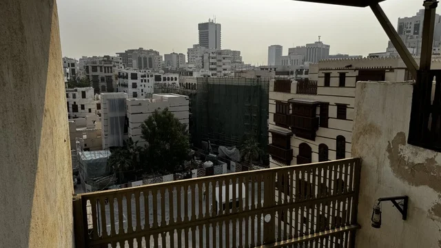 بيوت برجية  بنيت من الحجر المرجاني،  معالم تاريخية في جدة البلد ، المدينة التاريخية في جدة بتصميم معماري عربي و إسلامي قديم ، أماكن سياحية تاريخية في المملكة العربية السعودية ،  المباني الأثرية في البلد التاريخي