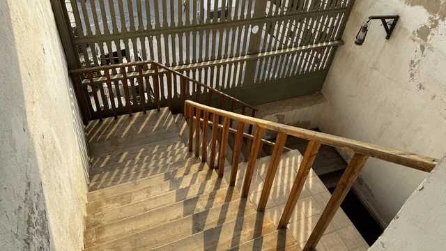 سلم تنقل بين الطوابق في بيت تاريخي ،  معالم تاريخية في جدة البلد ، المدينة التاريخية في جدة بتصميم معماري عربي و إسلامي قديم ، أماكن سياحية تاريخية في المملكة العربية السعودية ،  المباني الأثرية في البلد التاريخي