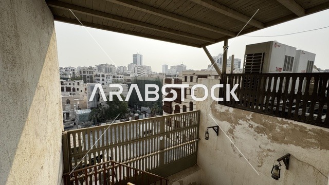 مباني متراصة ذات ألوان ترابية باهتة ،  معالم تاريخية في جدة البلد ، المدينة التاريخية في جدة بتصميم معماري عربي و إسلامي قديم ، أماكن سياحية تاريخية في المملكة العربية السعودية ،  المباني الأثرية في البلد التاريخي