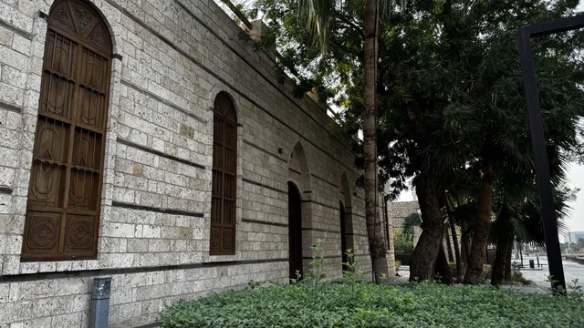 وجود نباتات خضراء على أبواب البيوت التاريخية ،  معالم تاريخية في جدة البلد ، المدينة التاريخية في جدة بتصميم معماري عربي و إسلامي قديم ، أماكن سياحية تاريخية في المملكة العربية السعودية ،  المباني الأثرية في البلد التاريخي