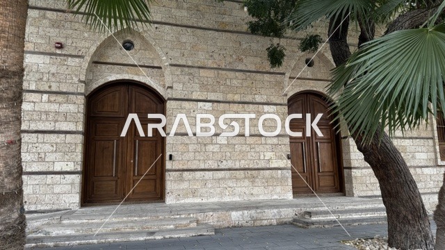 الأبواب والشبابيك الخشبية الضخمة المنقوشة ،  معالم تاريخية في جدة البلد ، المدينة التاريخية في جدة بتصميم معماري عربي و إسلامي قديم ، أماكن سياحية تاريخية في المملكة العربية السعودية ،  المباني الأثرية في البلد التاريخي