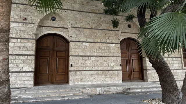 الأبواب والشبابيك الخشبية الضخمة المنقوشة ،  معالم تاريخية في جدة البلد ، المدينة التاريخية في جدة بتصميم معماري عربي و إسلامي قديم ، أماكن سياحية تاريخية في المملكة العربية السعودية ،  المباني الأثرية في البلد التاريخي