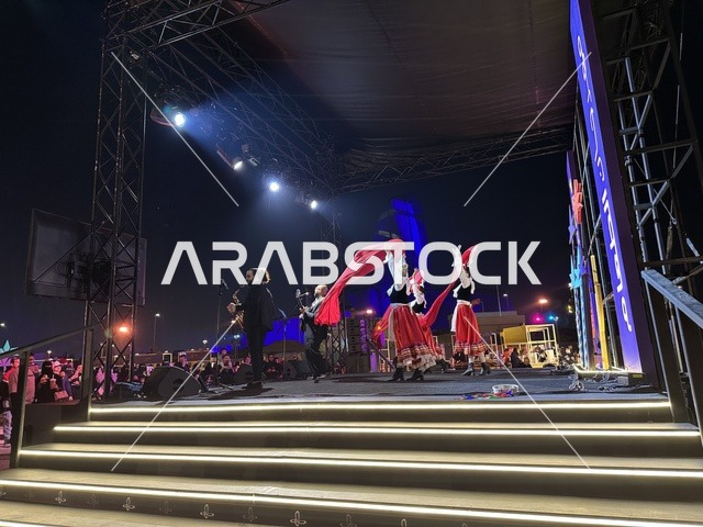 عرض فلكلوري مكسيكي فى مهرجان للطعام فى حدائق إثراء الخارجية بالظهران، الشرقية ، المملكة العربية السعودية، يوم 28 من ديسمبر 2025 ، جلسات خارجية ممتعه، تجربة طعام عالمية ، مطاعم دولية ومحلية ، أجواء عائلية وترفيهية