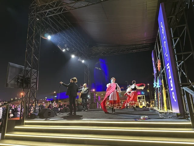 عرض فلكلوري مكسيكي فى مهرجان للطعام فى حدائق إثراء الخارجية بالظهران، الشرقية ، المملكة العربية السعودية، يوم 28 من ديسمبر 2025 ، جلسات خارجية ممتعه، تجربة طعام عالمية ، مطاعم دولية ومحلية ، أجواء عائلية وترفيهية