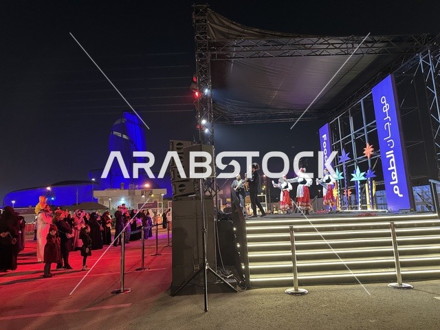 عرض فلكلوري مكسيكي فى مهرجان للطعام فى حدائق إثراء الخارجية بالظهران، الشرقية ، المملكة العربية السعودية، يوم 28 من ديسمبر 2025 ، جلسات خارجية ممتعه، تجربة طعام عالمية ، مطاعم دولية ومحلية ، أجواء عائلية وترفيهية