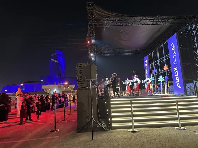 عرض فلكلوري مكسيكي فى مهرجان للطعام فى حدائق إثراء الخارجية بالظهران، الشرقية ، المملكة العربية السعودية، يوم 28 من ديسمبر 2025 ، جلسات خارجية ممتعه، تجربة طعام عالمية ، مطاعم دولية ومحلية ، أجواء عائلية وترفيهية