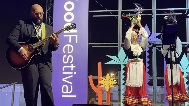 عرض غنائي ورقصة شعبية مكسيكية فى مهرجان للطعام فى حدائق إثراء الخارجية بالظهران، الشرقية ، المملكة العربية السعودية، يوم 28 من ديسمبر 2025 ، جلسات خارجية ممتعه، تجربة طعام عالمية ، مطاعم دولية ومحلية ، أجواء عائلية وترفيهية