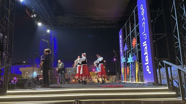 عرض غنائي ورقصة شعبية مكسيكية فى مهرجان للطعام فى حدائق إثراء الخارجية بالظهران، الشرقية ، المملكة العربية السعودية، يوم 28 من ديسمبر 2025 ، جلسات خارجية ممتعه، تجربة طعام عالمية ، مطاعم دولية ومحلية ، أجواء عائلية وترفيهية