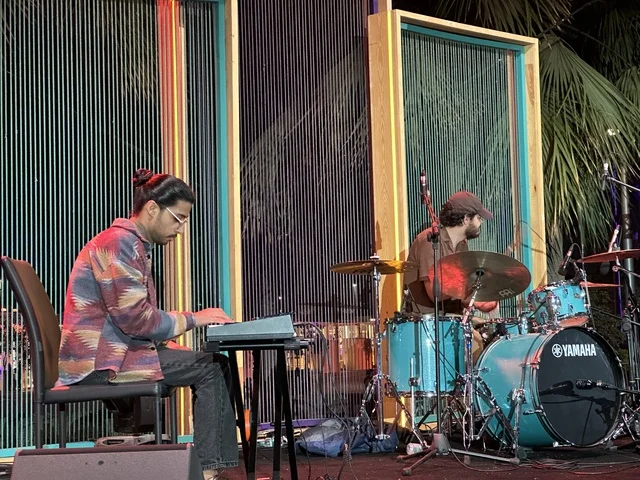 عرض موسيقي غنائي  فى مهرجان للطعام فى حدائق إثراء الخارجية بالظهران، الشرقية ، المملكة العربية السعودية، يوم 28 من ديسمبر 2025 ،  تجربة تذوق عالمية ، جلسات خارجية ممتعه، مطاعم دولية ومحلية ، أجواء عائلية وترفيهية