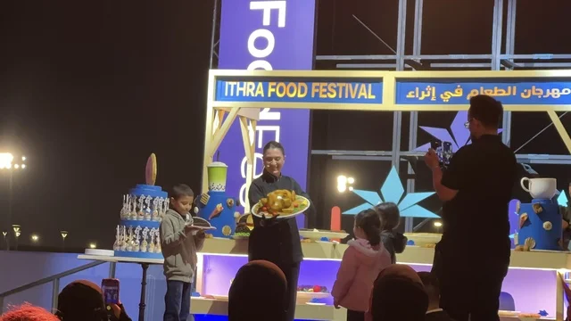 عرض موسيقي غنائي  فى مهرجان للطعام فى حدائق إثراء الخارجية بالظهران، الشرقية ، المملكة العربية السعودية، يوم 28 من ديسمبر 2025 ،  تجربة تذوق عالمية ، جلسات خارجية ممتعه، مطاعم دولية ومحلية ، أجواء عائلية وترفيهية