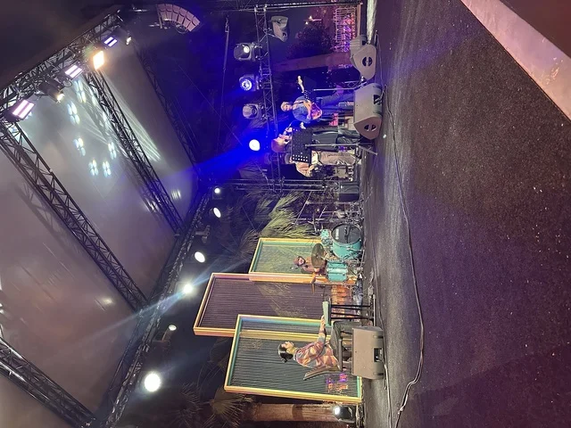 عرض موسيقي غنائي  فى مهرجان للطعام فى حدائق إثراء الخارجية بالظهران، الشرقية ، المملكة العربية السعودية، يوم 28 من ديسمبر 2025 ،  تجربة تذوق عالمية ، جلسات خارجية ممتعه، مطاعم دولية ومحلية ، أجواء عائلية وترفيهية