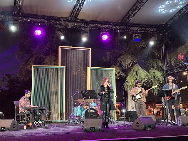 عرض موسيقي غنائي  فى مهرجان للطعام فى حدائق إثراء الخارجية بالظهران، الشرقية ، المملكة العربية السعودية، يوم 28 من ديسمبر 2025 ،  تجربة تذوق عالمية ، جلسات خارجية ممتعه، مطاعم دولية ومحلية ، أجواء عائلية وترفيهية