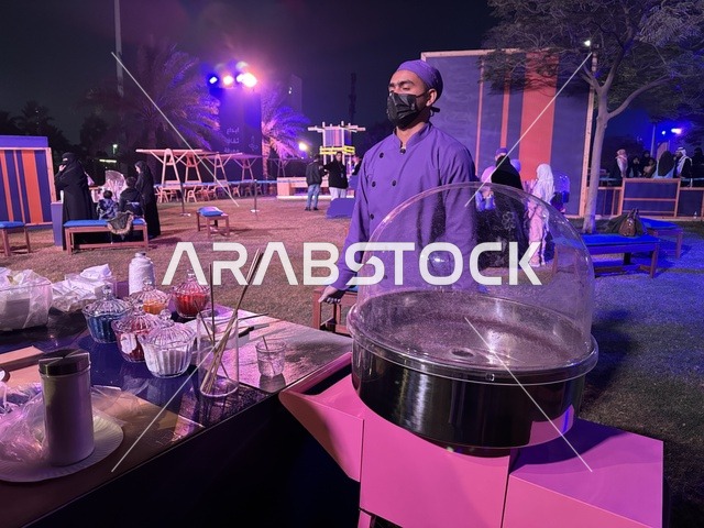 حلوى غزل البنات فى مهرجان للطعام فى حدائق إثراء الخارجية بالظهران، الشرقية ، المملكة العربية السعودية، يوم 28 من ديسمبر 2025 ، جلسات خارجية ممتعه، تجربة طعام عالمية، أجواء عائلية وترفيهية ، مطاعم دولية ومحلية