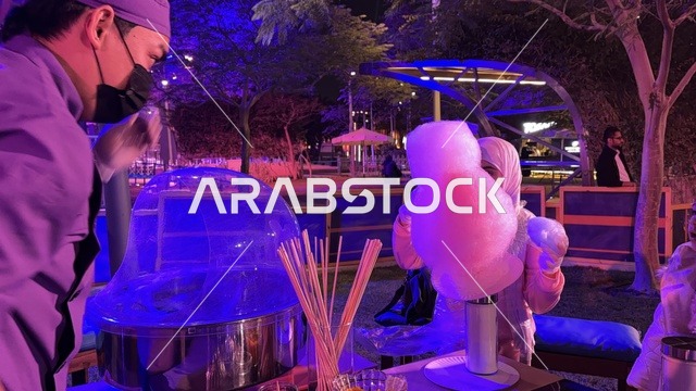 حلوى غزل البنات فى مهرجان للطعام فى حدائق إثراء الخارجية بالظهران، الشرقية ، المملكة العربية السعودية، يوم 28 من ديسمبر 2025 ، جلسات خارجية ممتعه، تجربة طعام عالمية، أجواء عائلية وترفيهية ، مطاعم دولية ومحلية