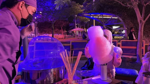 حلوى غزل البنات فى مهرجان للطعام فى حدائق إثراء الخارجية بالظهران، الشرقية ، المملكة العربية السعودية، يوم 28 من ديسمبر 2025 ، جلسات خارجية ممتعه، تجربة طعام عالمية، أجواء عائلية وترفيهية ، مطاعم دولية ومحلية