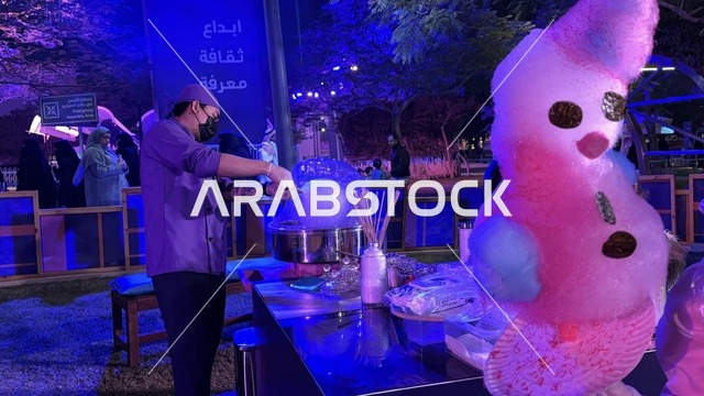 حلوى غزل البنات فى مهرجان للطعام فى حدائق إثراء الخارجية بالظهران، الشرقية ، المملكة العربية السعودية، يوم 28 من ديسمبر 2025 ، جلسات خارجية ممتعه، تجربة طعام عالمية، أجواء عائلية وترفيهية ، مطاعم دولية ومحلية