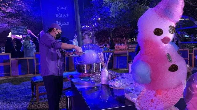 حلوى غزل البنات فى مهرجان للطعام فى حدائق إثراء الخارجية بالظهران، الشرقية ، المملكة العربية السعودية، يوم 28 من ديسمبر 2025 ، جلسات خارجية ممتعه، تجربة طعام عالمية، أجواء عائلية وترفيهية ، مطاعم دولية ومحلية