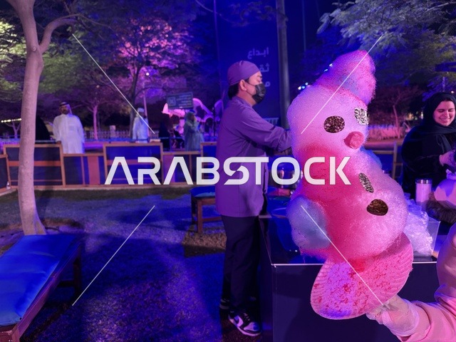 حلوى غزل البنات فى مهرجان للطعام فى حدائق إثراء الخارجية بالظهران، الشرقية ، المملكة العربية السعودية، يوم 28 من ديسمبر 2025 ، جلسات خارجية ممتعه، تجربة طعام عالمية، أجواء عائلية وترفيهية ، مطاعم دولية ومحلية