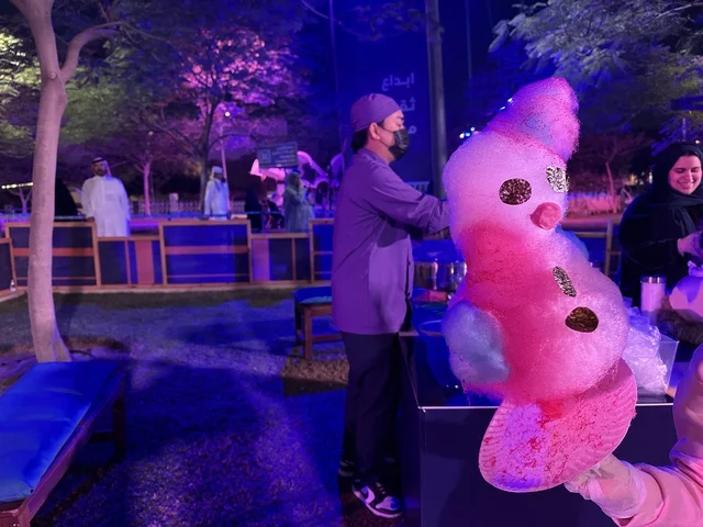 حلوى غزل البنات فى مهرجان للطعام فى حدائق إثراء الخارجية بالظهران، الشرقية ، المملكة العربية السعودية، يوم 28 من ديسمبر 2025 ، جلسات خارجية ممتعه، تجربة طعام عالمية، أجواء عائلية وترفيهية ، مطاعم دولية ومحلية