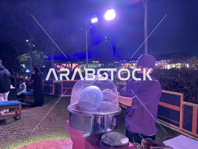 حلوى غزل البنات فى مهرجان للطعام فى حدائق إثراء الخارجية بالظهران، الشرقية ، المملكة العربية السعودية، يوم 28 من ديسمبر 2025 ، جلسات خارجية ممتعه، تجربة طعام عالمية، أجواء عائلية وترفيهية ، مطاعم دولية ومحلية