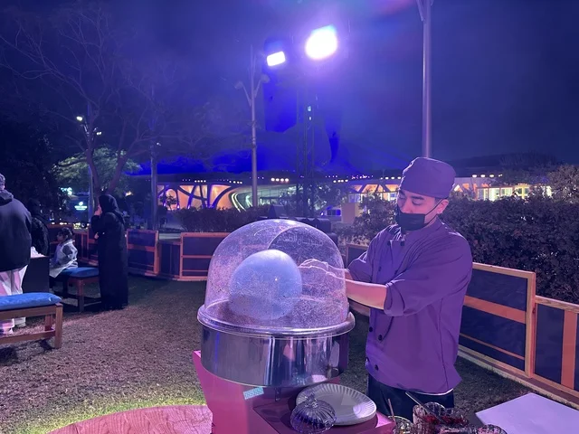 حلوى غزل البنات فى مهرجان للطعام فى حدائق إثراء الخارجية بالظهران، الشرقية ، المملكة العربية السعودية، يوم 28 من ديسمبر 2025 ، جلسات خارجية ممتعه، تجربة طعام عالمية، أجواء عائلية وترفيهية ، مطاعم دولية ومحلية