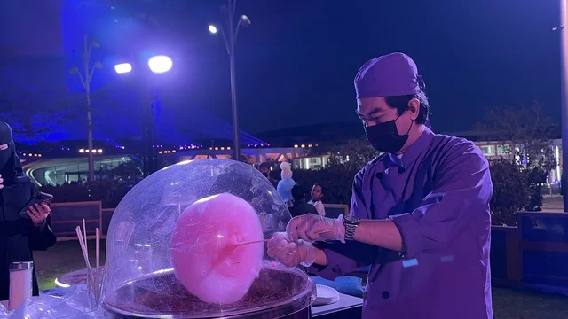 حلوى غزل البنات فى مهرجان للطعام فى حدائق إثراء الخارجية بالظهران، الشرقية ، المملكة العربية السعودية، يوم 28 من ديسمبر 2025 ، جلسات خارجية ممتعه، تجربة طعام عالمية، أجواء عائلية وترفيهية ، مطاعم دولية ومحلية