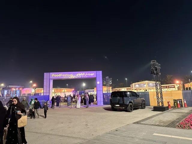 مهرجان للطعام فى حدائق إثراء الخارجية بالظهران، الشرقية ، المملكة العربية السعودية، يوم 28 من ديسمبر 2025 ،  تجربة تذوق عالمية ، أجواء عائلية وترفيهية، جلسات خارجية ممتعه، مطاعم دولية ومحلية