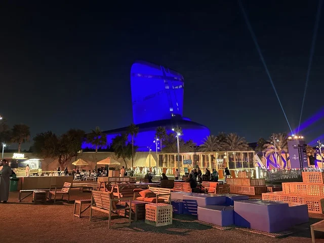 مهرجان للطعام فى حدائق إثراء الخارجية بالظهران، الشرقية ، المملكة العربية السعودية، يوم 28 من ديسمبر 2025 ،  تجربة تذوق عالمية ، أجواء عائلية وترفيهية، جلسات خارجية ممتعه، مطاعم دولية ومحلية