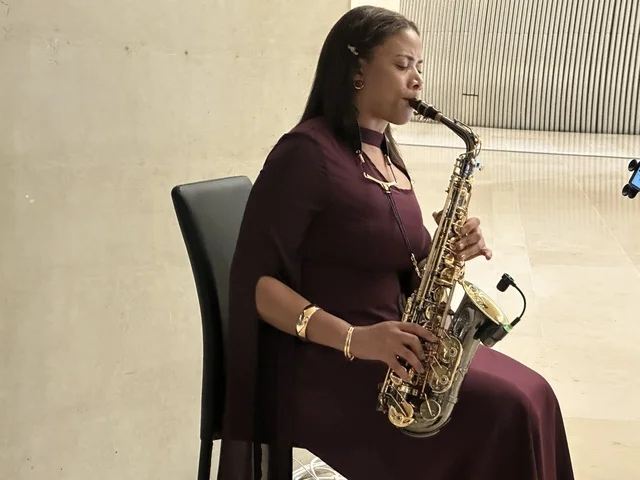 فنانة تقوم بالعزف على آلة ساكسفون فى مهرجان للطعام فى حدائق إثراء الخارجية بالظهران، الشرقية ، المملكة العربية السعودية، يوم 28 من ديسمبر 2025 ، مطاعم دولية ومحلية ، جلسات خارجية ممتعه ، تجربة طعام عالمية، أجواء عائلية وترفيهية