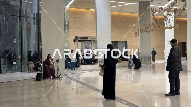 فنانة تقوم بالعزف على آلة ساكسفون فى مهرجان للطعام فى حدائق إثراء الخارجية بالظهران، الشرقية ، المملكة العربية السعودية، يوم 28 من ديسمبر 2025 ، مطاعم دولية ومحلية ، جلسات خارجية ممتعه ، تجربة طعام عالمية، أجواء عائلية وترفيهية