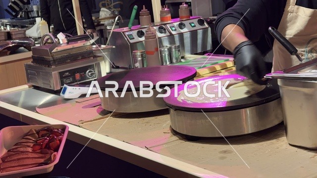 مطاعم دولية ومحلية فى مهرجان للطعام فى حدائق إثراء الخارجية بالظهران، الشرقية ، المملكة العربية السعودية، يوم 28 من ديسمبر 2025 ،  تجربة تذوق عالمية ، أجواء عائلية وترفيهية، جلسات خارجية ممتعه