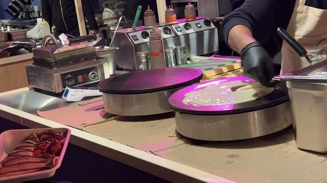 مطاعم دولية ومحلية فى مهرجان للطعام فى حدائق إثراء الخارجية بالظهران، الشرقية ، المملكة العربية السعودية، يوم 28 من ديسمبر 2025 ،  تجربة تذوق عالمية ، أجواء عائلية وترفيهية، جلسات خارجية ممتعه