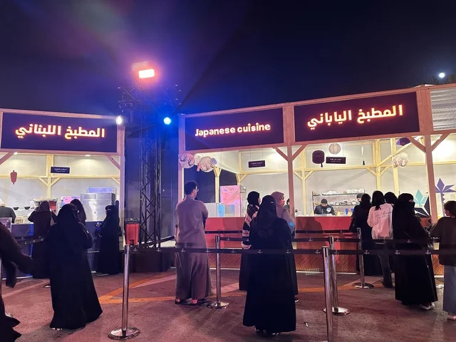 مطاعم دولية ومحلية فى مهرجان للطعام فى حدائق إثراء الخارجية بالظهران، الشرقية ، المملكة العربية السعودية، يوم 28 من ديسمبر 2025 ،  تجربة تذوق عالمية ، أجواء عائلية وترفيهية، جلسات خارجية ممتعه