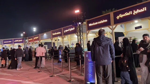 مطاعم دولية ومحلية فى مهرجان للطعام فى حدائق إثراء الخارجية بالظهران، الشرقية ، المملكة العربية السعودية، يوم 28 من ديسمبر 2025 ،  تجربة تذوق عالمية ، أجواء عائلية وترفيهية، جلسات خارجية ممتعه