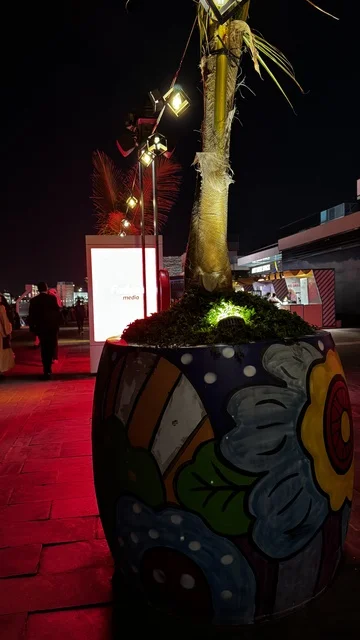 مطاعم دولية ومحلية فى مهرجان للطعام فى حدائق إثراء الخارجية بالظهران، الشرقية ، المملكة العربية السعودية، يوم 28 من ديسمبر 2025 ،  تجربة تذوق عالمية ، أجواء عائلية وترفيهية، جلسات خارجية ممتعه