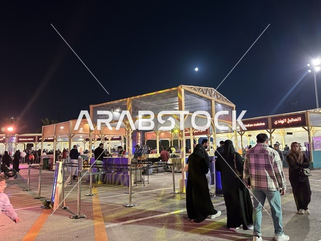 مطاعم دولية ومحلية فى مهرجان للطعام فى حدائق إثراء الخارجية بالظهران، الشرقية ، المملكة العربية السعودية، يوم 28 من ديسمبر 2025 ،  تجربة تذوق عالمية ، أجواء عائلية وترفيهية، جلسات خارجية ممتعه