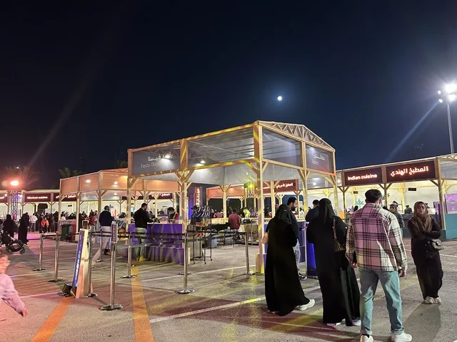 مطاعم دولية ومحلية فى مهرجان للطعام فى حدائق إثراء الخارجية بالظهران، الشرقية ، المملكة العربية السعودية، يوم 28 من ديسمبر 2025 ،  تجربة تذوق عالمية ، أجواء عائلية وترفيهية، جلسات خارجية ممتعه