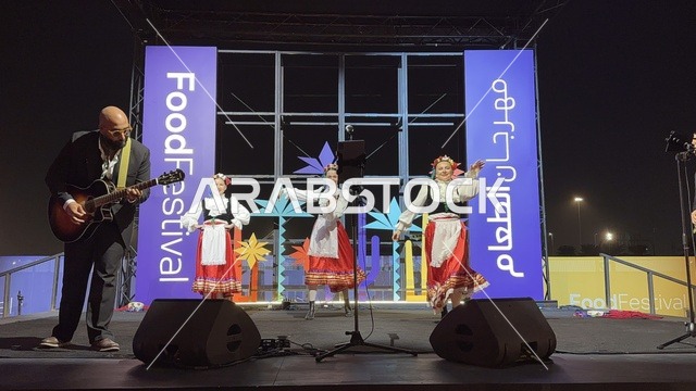 عرض غنائي ورقصة شعبية مكسيكية فى مهرجان للطعام فى حدائق إثراء الخارجية بالظهران، الشرقية ، المملكة العربية السعودية، يوم 28 من ديسمبر 2025 ، جلسات خارجية ممتعه، تجربة طعام عالمية ، مطاعم دولية ومحلية ، أجواء عائلية وترفيهية