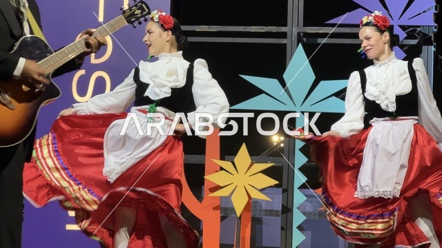 عرض غنائي ورقصة شعبية مكسيكية فى مهرجان للطعام فى حدائق إثراء الخارجية بالظهران، الشرقية ، المملكة العربية السعودية، يوم 28 من ديسمبر 2025 ، جلسات خارجية ممتعه، تجربة طعام عالمية ، مطاعم دولية ومحلية ، أجواء عائلية وترفيهية