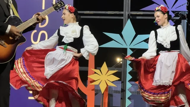 عرض غنائي ورقصة شعبية مكسيكية فى مهرجان للطعام فى حدائق إثراء الخارجية بالظهران، الشرقية ، المملكة العربية السعودية، يوم 28 من ديسمبر 2025 ، جلسات خارجية ممتعه، تجربة طعام عالمية ، مطاعم دولية ومحلية ، أجواء عائلية وترفيهية